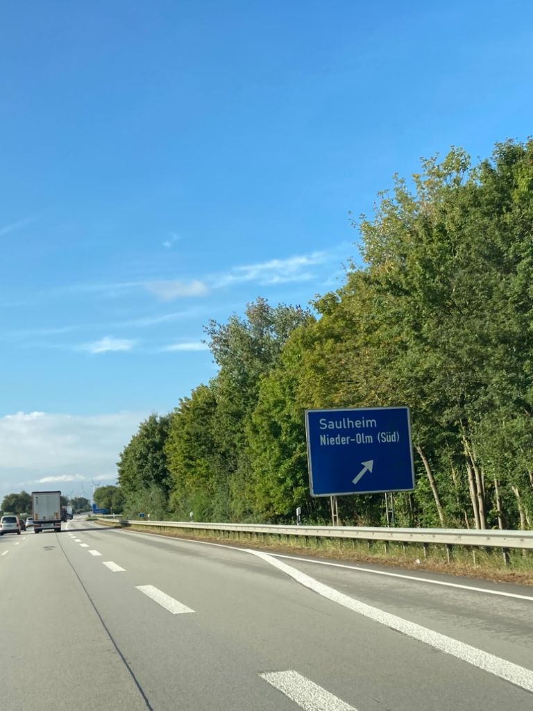 Was für ein Gefühl an dieser Autobahnabfahrt nicht runter zu fahren, sondern das Gaspedal mal so richtig durchzutreten - ab in den Süden.